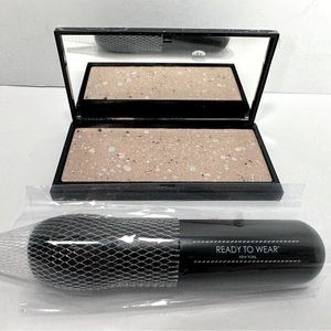 NEW - READY TO WEAR Couture Finish Bronzer With Brush - Universal Shade